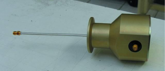 Flange KF40 - 1 x SMA, coaxial wire, exit at 90°